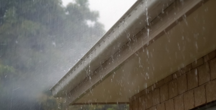 Mobile Home Roof Over Gutter With Rain